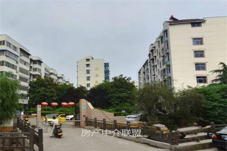 文华佳苑10楼132平三室精装带储藏室车位155万可按揭